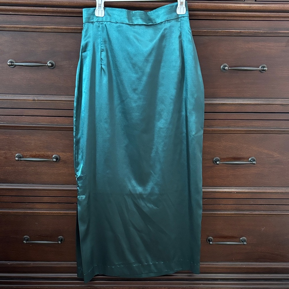 Chic Satin Midi Skirt in Teal